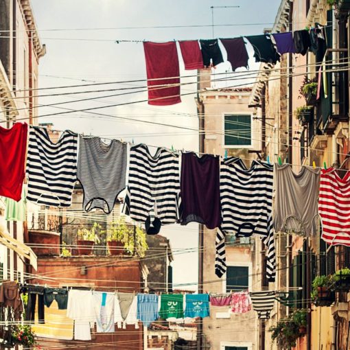 אילוסטרציה - כביסה תלויה על חבל