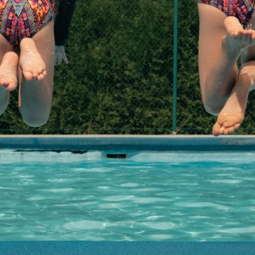 ילדים קופצים לבריכה