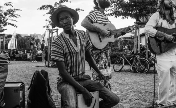 רקדנים ונגנים אפריקאיים