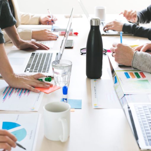 ידיים של מספר עובדים על השולחן