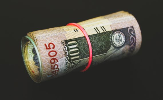 שטרות כסף מגולגלים