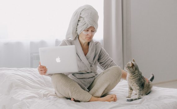 אשה בחלוק רחצה עובדת מהבית