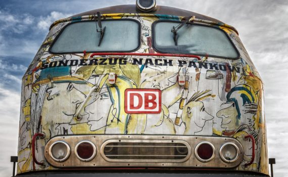 רכב שעלה לכביש לפני הרבה שנים והוא עדיין פעיל ויוצר